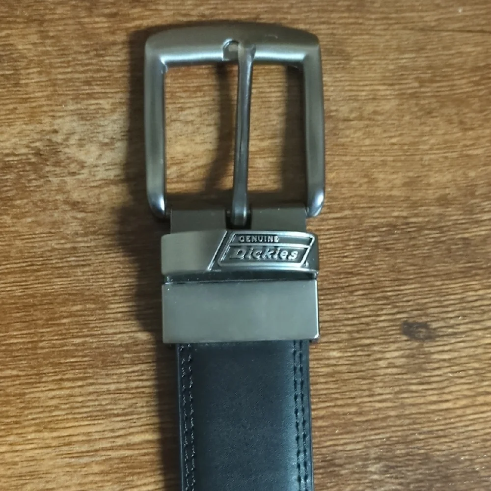 Genuine Dickies Reversible Black To Brown Leather Belt with Metallic Buckle 32